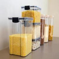 recipientes para almacenar productos a granel en la cocina. foto