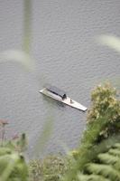 foto de un barco en medio de un lago durante el día