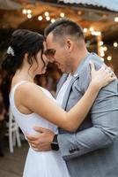 el primer baile de bodas de la novia y el novio foto