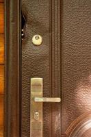 una cerradura grande y duradera está rota en un primer plano de una puerta de metal foto