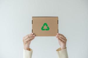 mujer que lleva el concepto de caja de papel de reutilización, reciclaje de objetos a cero desperdicio. concepto de sostenibilidad utilizando cajas de cartón de papel reciclado para salvar el calentamiento global. foto