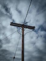 cielo oscuro y líneas eléctricas foto