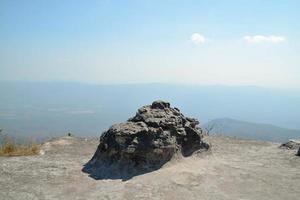 yeabmek cliff parque nacional de la montaña phu kradueng en la provincia de loei, tailandia. foto