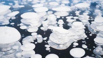 hielo con burbujas de aire congeladas.