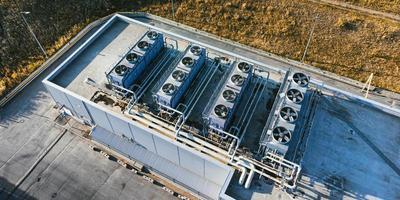 vista aérea del sistema de ventilación y aire acondicionado en el techo del edificio. foto