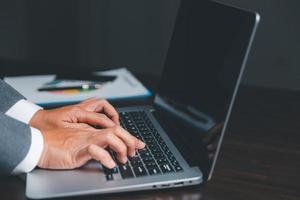 mujer de negocios escribiendo a mano teclado de computadora portátil con pantalla virtual, concepto de fondo moderno, puede poner su texto con paquete de iconos, espacio de copia foto