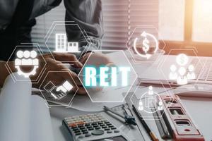 reit, concepto de fideicomiso de inversión inmobiliaria, mano de persona usando un teléfono inteligente con icono de fideicomiso de inversión inmobiliaria en pantalla virtual. foto