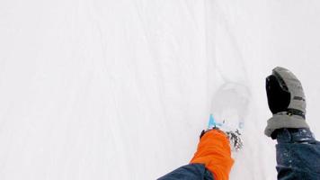 POV-Aufnahme eines Snowboarders, der auf die Vorderseite seines Boards blickt video