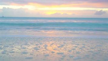 asombrosa hermosa puesta de sol en una exótica playa caribeña video