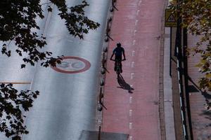 bilbao, vizcaya, españa, 2023 - ciclista en la calle, modo de transporte en bicicleta foto
