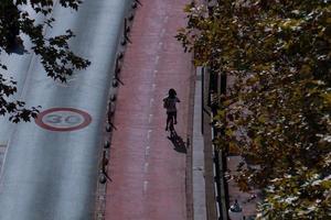 bilbao, vizcaya, españa, 2023 - ciclista en la calle, modo de transporte en bicicleta foto