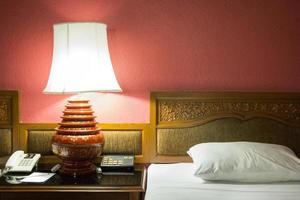 lámpara de mesa en el dormitorio por la noche foto