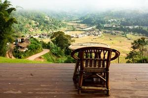 mañana con vista a la montaña en el restaurante rural o en la casa de familia. concepto de vacaciones, viajes y viajes. foto