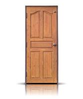 puerta de madera aislada sobre fondo blanco