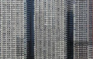 vida urbana densa en una fila de rascacielos en tokio, japón