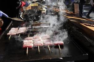 vendedor de barbacoa de comida callejera japonesa foto