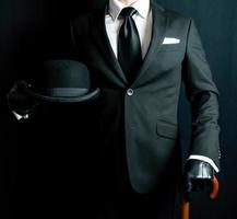 retrato de hombre de negocios británico en traje con bombín y paraguas. estilo vintage de caballero inglés clásico. foto