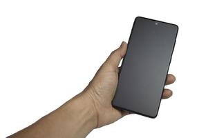mano sujetando un smartphone negro sobre fondo blanco, con trazado de recorte foto