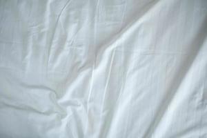 ropa de cama blanca textura degradada estilo de curva borrosa de tela de lujo abstracta, ropa de cama arrugada y sombras gris oscuro, fondo foto