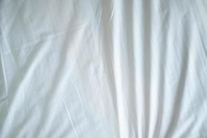 ropa de cama blanca textura degradada estilo de curva borrosa de tela de lujo abstracta, ropa de cama arrugada y sombras gris oscuro, fondo foto