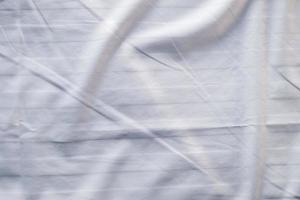 ropa de cama blanca textura degradada estilo de curva borrosa de tela de lujo abstracta, ropa de cama arrugada y sombras gris oscuro, fondo foto