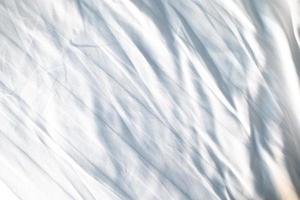 ropa de cama blanca textura degradada estilo de curva borrosa de tela de lujo abstracta, ropa de cama arrugada y sombras gris oscuro, fondo foto