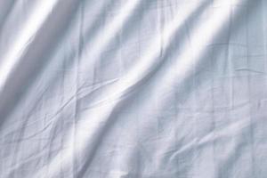 ropa de cama blanca textura degradada estilo de curva borrosa de tela de lujo abstracta, ropa de cama arrugada y sombras gris oscuro, fondo foto