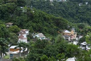 rio, brasil - 26 de noviembre de 2022, residencias en zona montañosa con bosque alrededor foto