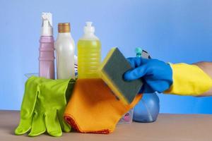 cesta con productos de limpieza para la higiene del hogar