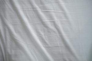 ropa de cama blanca textura degradada estilo de curva borrosa de tela de lujo abstracta, ropa de cama arrugada y sombras gris oscuro, fondo foto