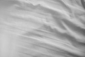 ropa de cama blanca textura degradada estilo de curva borrosa de tela de lujo abstracta, ropa de cama arrugada y sombras gris oscuro, fondo foto