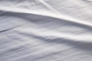 ropa de cama blanca textura degradada estilo de curva borrosa de tela de lujo abstracta, ropa de cama arrugada y sombras gris oscuro, fondo foto