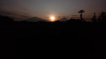 mañana amanecer paisaje montaña vista en magelang indonesia foto