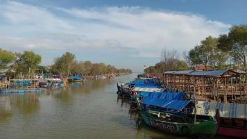 barcos de pesca en la desembocadura del río en demak, java central, indonesia foto