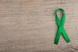 símbolo de cáncer cinta verde para espacio de copia foto