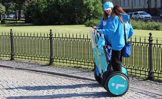 sankt petersburg rusia, 06 07 2022 dos hermosas jóvenes con máscaras montan scooters eléctricos en el parque en un cálido día de otoño. caminar en el parque. foto