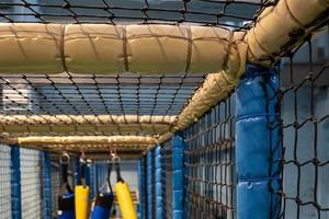 patio de recreo seguro. construcciones blandas y mallas para evitar caídas, en el parque de atracciones infantil. foto