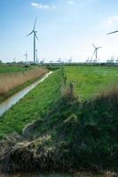 paisaje rural con campos agrícolas y aerogeneradores. foto