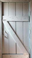 puerta pintada de madera cerrada con pestillo y manija, entrada al baño, interior. estilo de vida y estilo de vida rural.