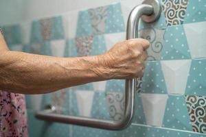 asiático mayor anciana anciana mujer paciente baño inodoro abierto a mano en la sala del hospital de enfermería, concepto médico fuerte saludable. foto