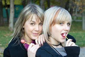 retrato de las dos mujeres jóvenes con caramelos de azúcar foto