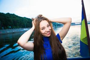 retrato de hermosa mujer alegre foto