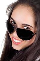 retrato de la niña sonriente en gafas de sol. aislado foto