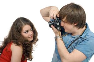 fotógrafo tomando fotos de la joven. aislado