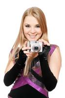 rubia sonriente sosteniendo una cámara de fotos. aislado foto