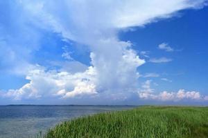 cielo azul con nubes blancas foto