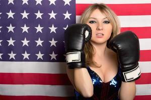 joven rubia con guantes de boxeo foto