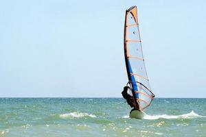 windsurfista en la superficie del mar foto