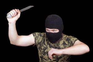 el asesino con un cuchillo en una máscara negra foto