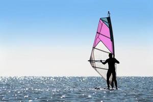 silueta de una mujer windsurfista foto